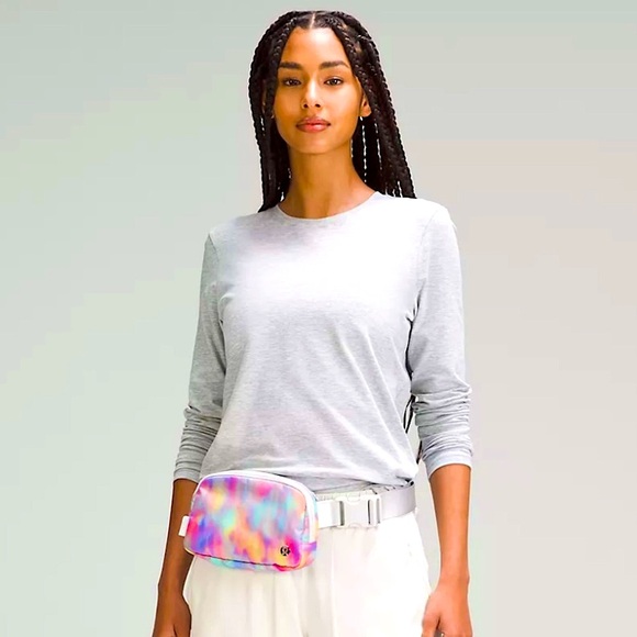 💖 NWT Lululemon RARE Everywhere Belt Bag Prism Wash Vapor 1L - Picture 2 of 8